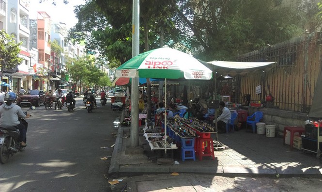 TPHCM: Tái chiếm vỉa hè vì mưu sinh - ảnh 1