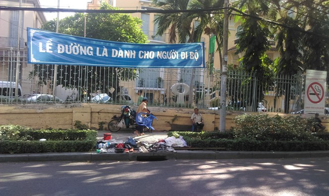 TPHCM: Tái chiếm vỉa hè vì mưu sinh - ảnh 2