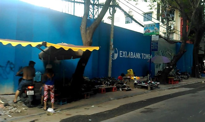 TPHCM: Tái chiếm vỉa hè vì mưu sinh - ảnh 3