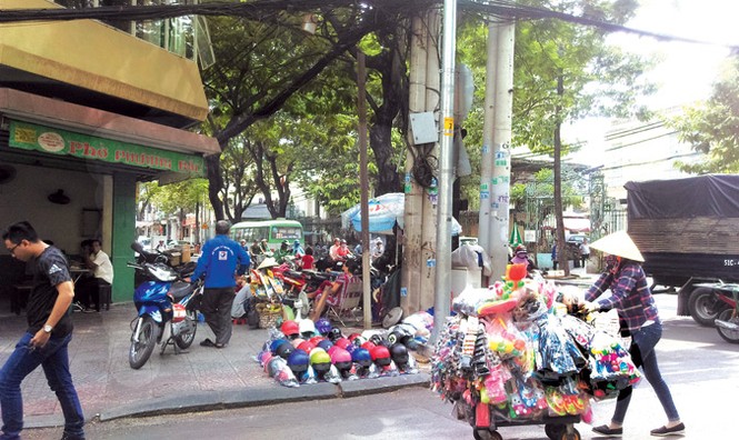 TPHCM: Tái chiếm vỉa hè vì mưu sinh - ảnh 5