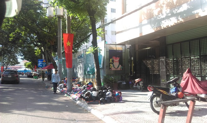TPHCM: Tái chiếm vỉa hè vì mưu sinh - ảnh 4