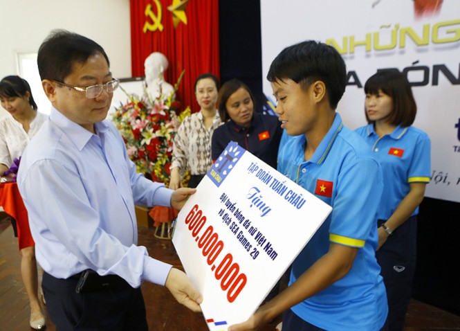 Tuyển nữ VN vô địch SEA Games 29: Hy sinh thầm lặng của các cô gái vàng - ảnh 1