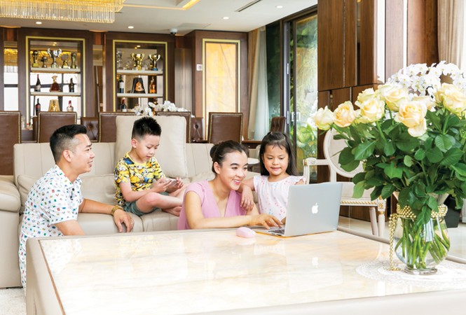 Dùng điện thoại thời “tam giảm“ - ảnh 1