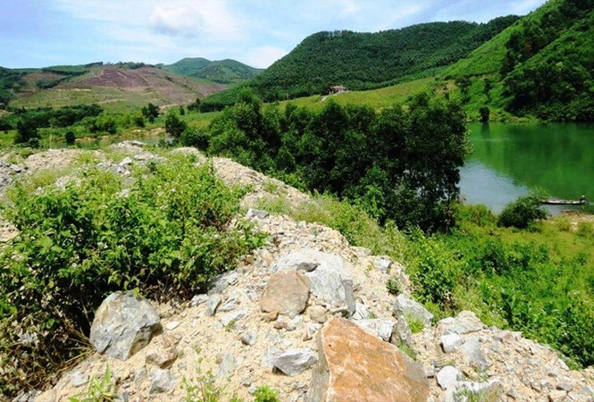 Chống sạt lở bờ sông bằng bãi thải không phép? - ảnh 1