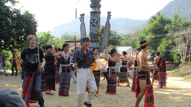 Cả làng Cơ Tu làm du lịch - ảnh 2