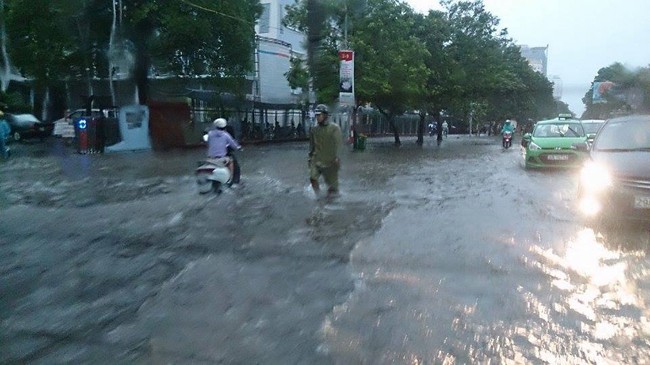 Hà Nội: Mưa lớn gây ngập, tắc đường kinh hoàng - ảnh 5