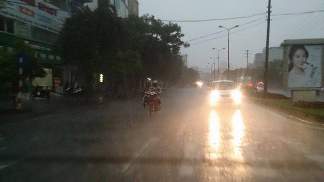 Hà Nội: Mưa lớn gây ngập, tắc đường kinh hoàng - ảnh 1