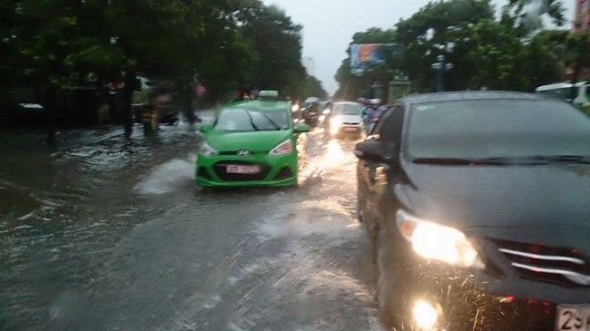 Hà Nội: Mưa lớn gây ngập, tắc đường kinh hoàng - ảnh 4