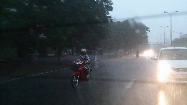 Hà Nội: Mưa lớn gây ngập, tắc đường kinh hoàng - ảnh 2