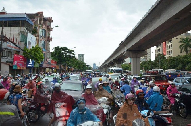 Hà Nội: Mưa lớn gây ngập, tắc đường kinh hoàng - ảnh 10