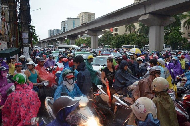 Hà Nội: Mưa lớn gây ngập, tắc đường kinh hoàng - ảnh 13