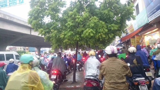 Hà Nội: Mưa lớn gây ngập, tắc đường kinh hoàng - ảnh 15