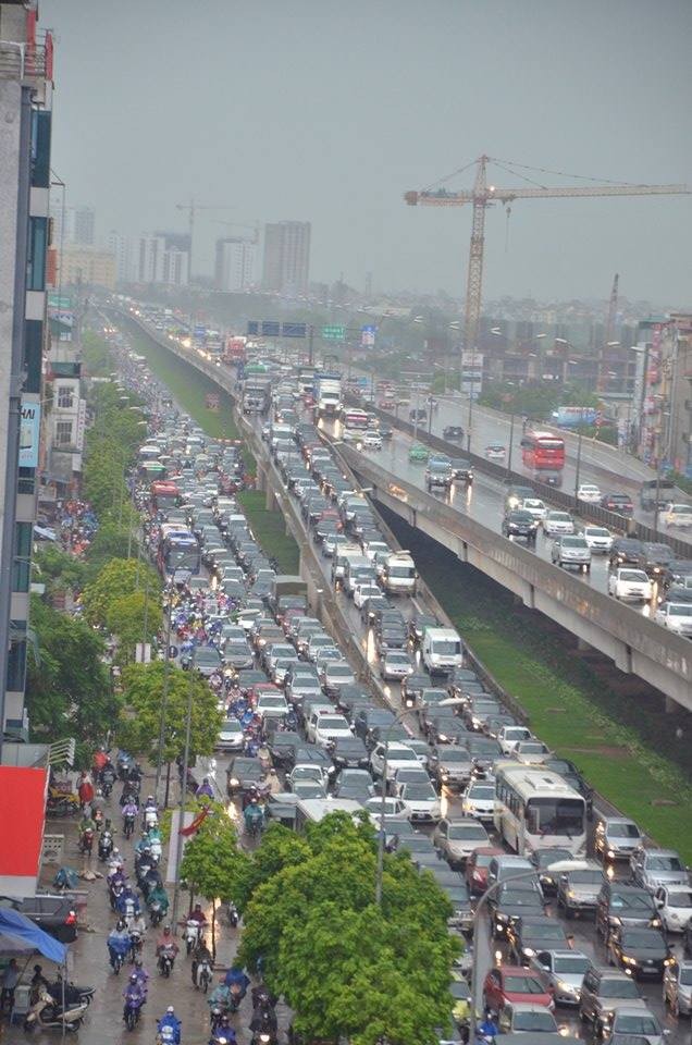 Hà Nội: Mưa lớn gây ngập, tắc đường kinh hoàng - ảnh 16