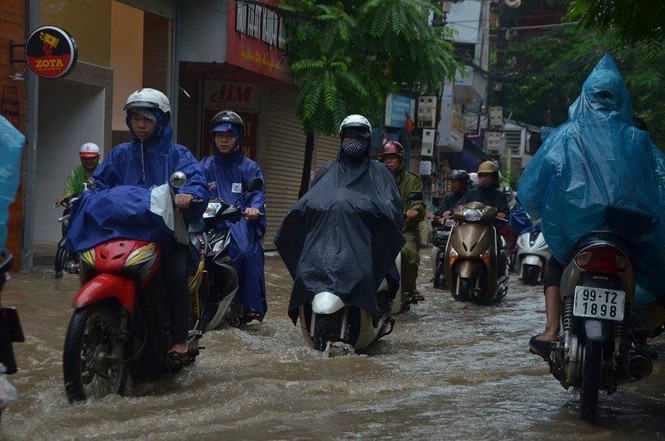 Hà Nội: Mưa lớn gây ngập, tắc đường kinh hoàng - ảnh 19