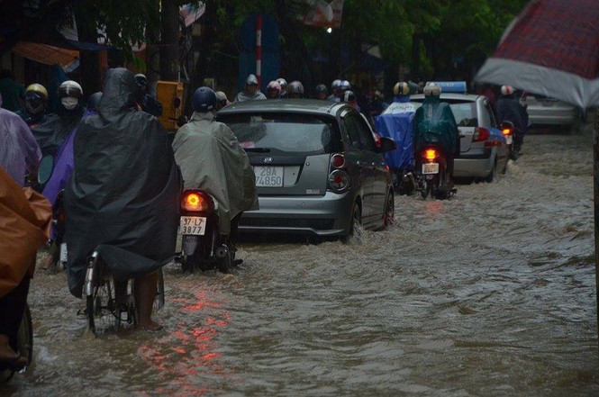 Hà Nội: Mưa lớn gây ngập, tắc đường kinh hoàng - ảnh 21