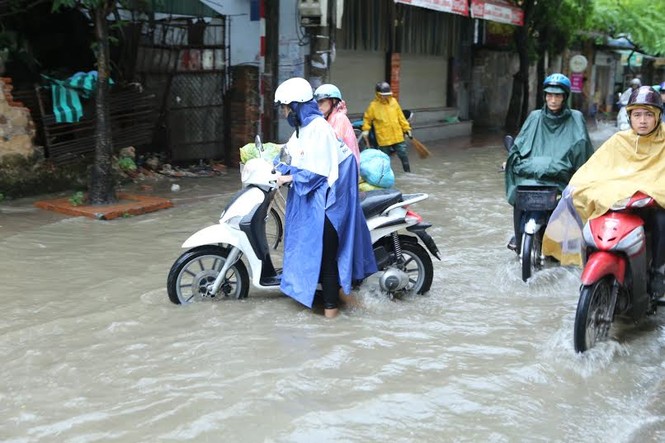 Hà Nội: Mưa lớn gây ngập, tắc đường kinh hoàng - ảnh 24