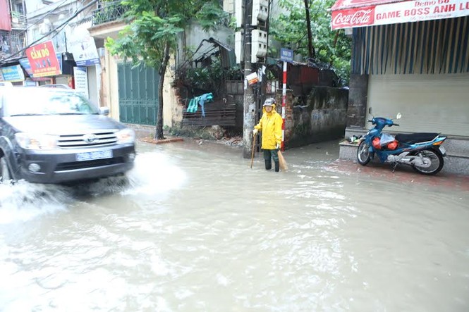 Hà Nội: Mưa lớn gây ngập, tắc đường kinh hoàng - ảnh 23