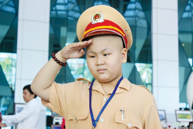 Cậu bé ung thư được làm CSGT: Hai giờ của tình người - ảnh 1