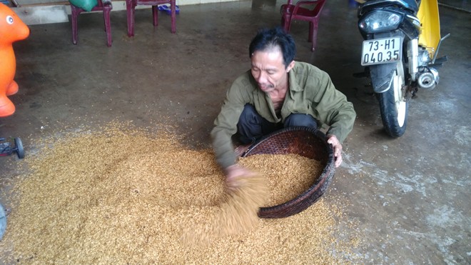 Mưa lũ tàn phá miền Trung, Quảng Bình gần như tê liệt - ảnh 2
