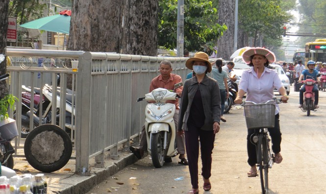 Hàng rào 'nhốt' người đi bộ ở Sài Gòn - ảnh 1