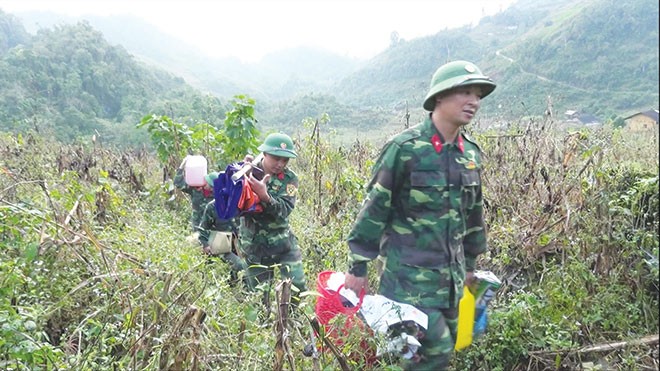 Dòng tên anh khắc vào đá núi - ảnh 1