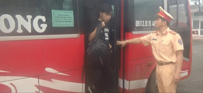 Dịp nghỉ lễ Giỗ Tổ: Xe nhồi nhét, thả khách trên đường - ảnh 1