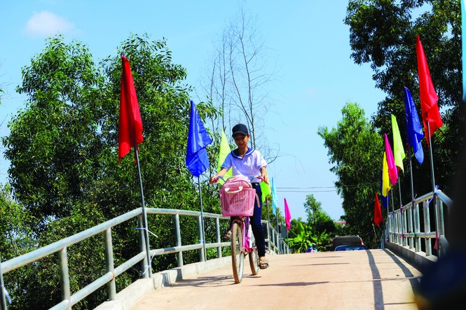 Người dân Long An sung sướng khi có cầu giao thông nông thôn - ảnh 1