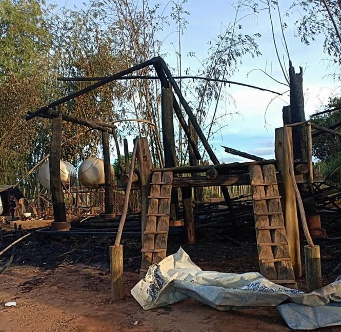 Kon Tum: Nhà rông làng Kon Brông bị lửa thiêu rụi - ảnh 1