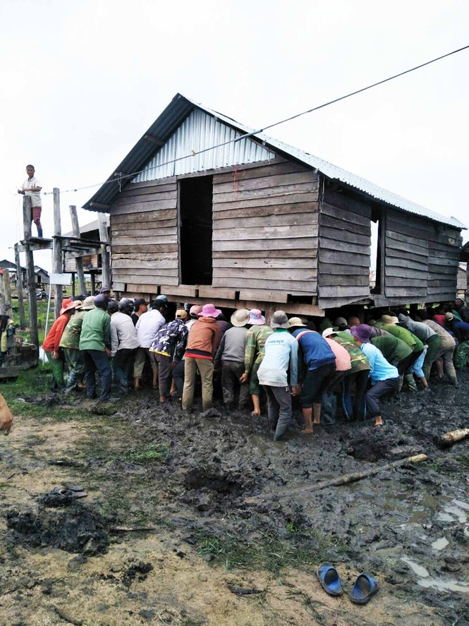 Pờ Tó, xã 'thần đèn ' với những căn nhà sàn biết đi - ảnh 4