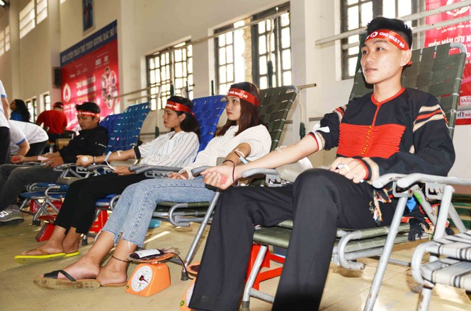 Thầy cô chăm hiến máu là tấm gương cho sinh viên - ảnh 4