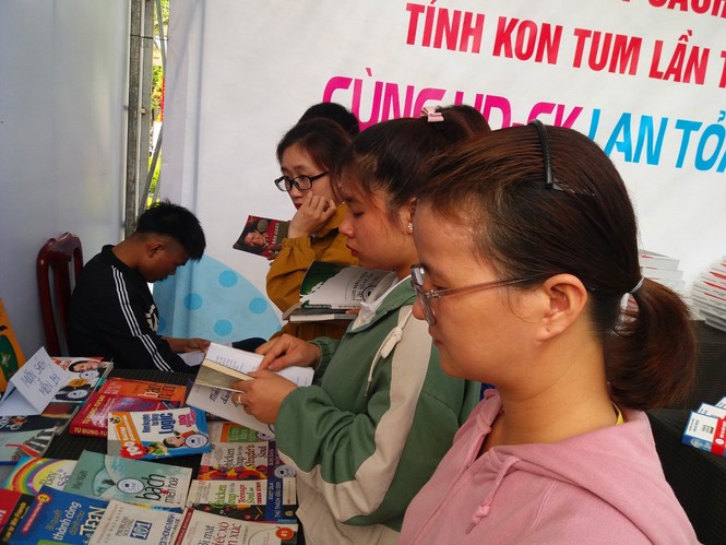 Sôi động các hoạt động hưởng ứng Ngày Sách tại Kon Tum - ảnh 2