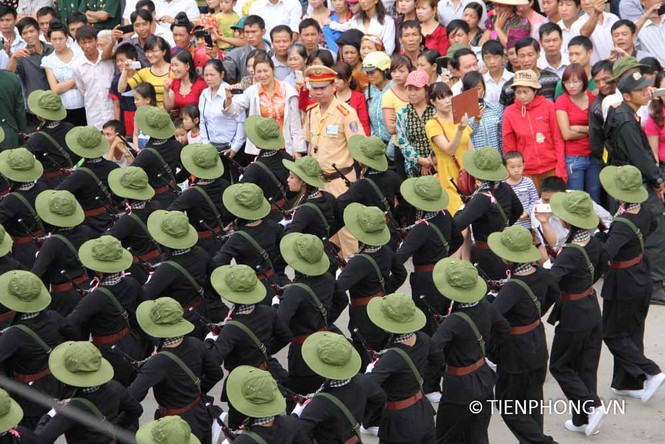 Những bóng hồng trong lễ diễu binh lịch sử - ảnh 1