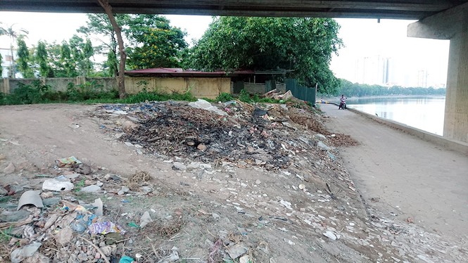Hồ điều hoà khu đô thị kiểu mẫu Linh Đàm nhếch nhác như bãi rác - ảnh 1