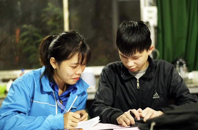 'Cây gậy dẫn đường' cho những mảnh đời éo le - ảnh 1