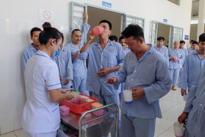 Nhiều người trẻ kiệt sức vì làm việc - ảnh 1