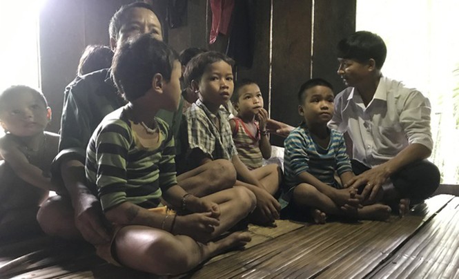 Vào rừng sâu 'bắt' từng học trò ra lớp - ảnh 1