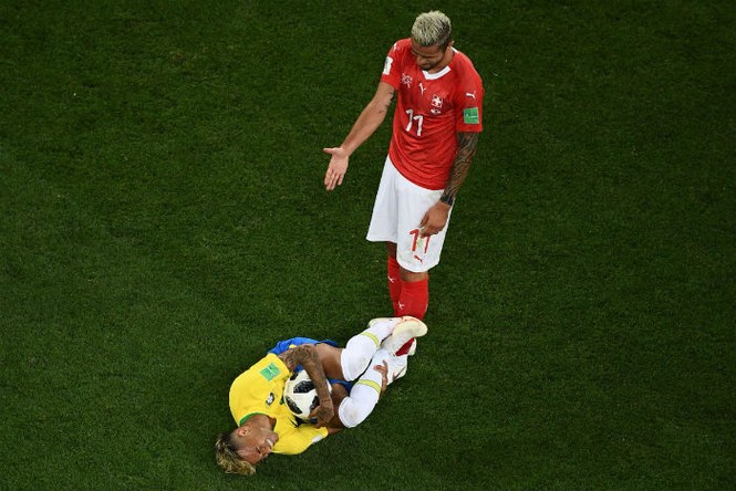 Sao Thụy Sĩ bị dọa giết vì ‘chặt chém’ Neymar - ảnh 1