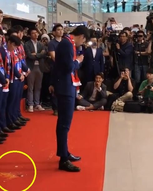 Tuyển Hàn Quốc bị ném trứng thối khi trở về từ World Cup 2018 - ảnh 1