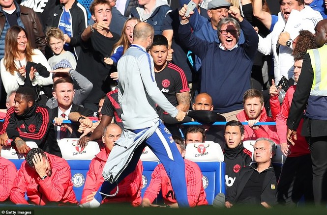 Mourinho nổi điên, đuổi đánh người Chelsea ngay tại sân - ảnh 1