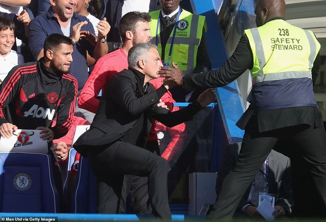 Mourinho nổi điên, đuổi đánh người Chelsea ngay tại sân - ảnh 2
