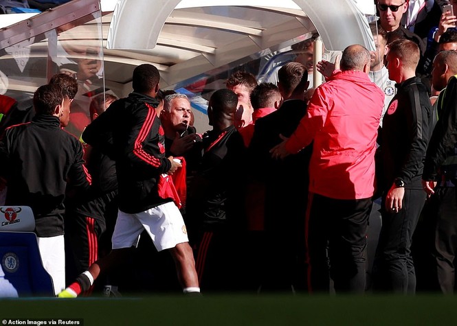 Mourinho nổi điên, đuổi đánh người Chelsea ngay tại sân - ảnh 3