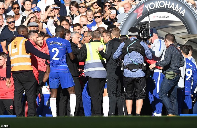 Mourinho nổi điên, đuổi đánh người Chelsea ngay tại sân - ảnh 4
