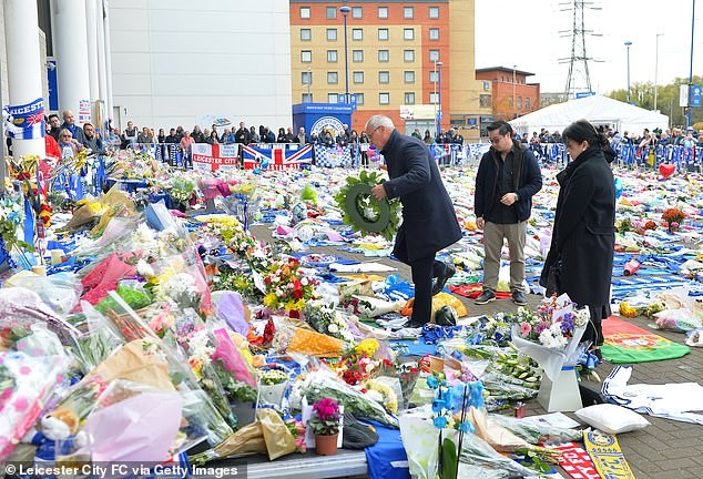 HLV Ranieri đau buồn trở lại Leicester viếng tỷ phú Vichai - ảnh 1
