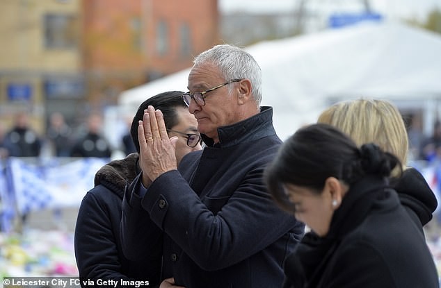 HLV Ranieri đau buồn trở lại Leicester viếng tỷ phú Vichai - ảnh 2