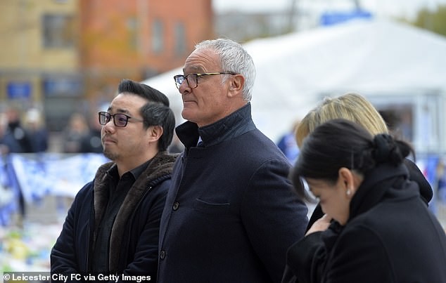 HLV Ranieri đau buồn trở lại Leicester viếng tỷ phú Vichai - ảnh 3