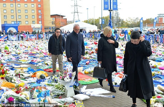 HLV Ranieri đau buồn trở lại Leicester viếng tỷ phú Vichai - ảnh 4