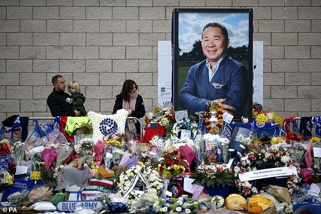 HLV Ranieri đau buồn trở lại Leicester viếng tỷ phú Vichai - ảnh 5