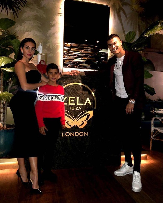 Ronaldo cầu hôn mỹ nhân bằng nhẫn kim cương trị giá 18 tỷ đồng - ảnh 1