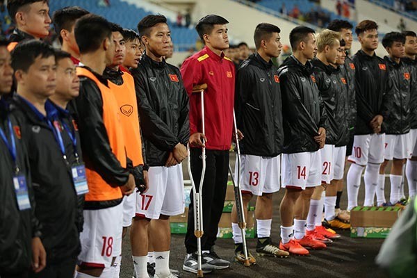 Lục Xuân Hưng chống nạng, bật khóc vì tan mộng Asian Cup 2019 - ảnh 1