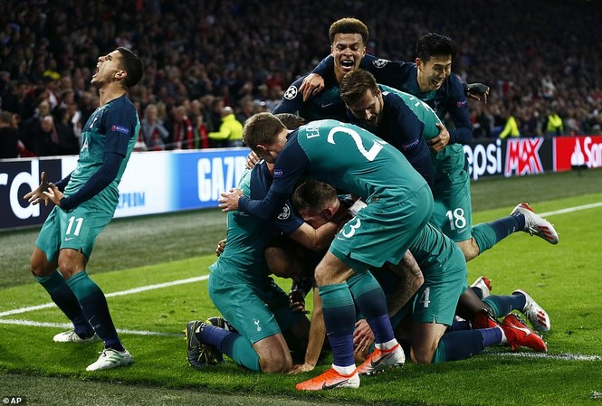 Tottenham ngược dòng 'điên rồ', Lucas xứng đáng được dựng tượng - ảnh 1